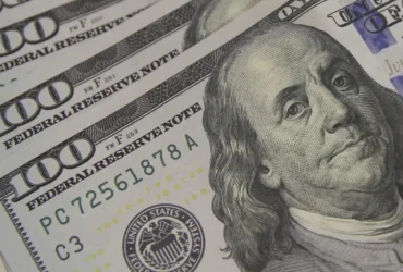 Dólar cai com alívio nas tensões entre EUA e China e impulsiona bolsa