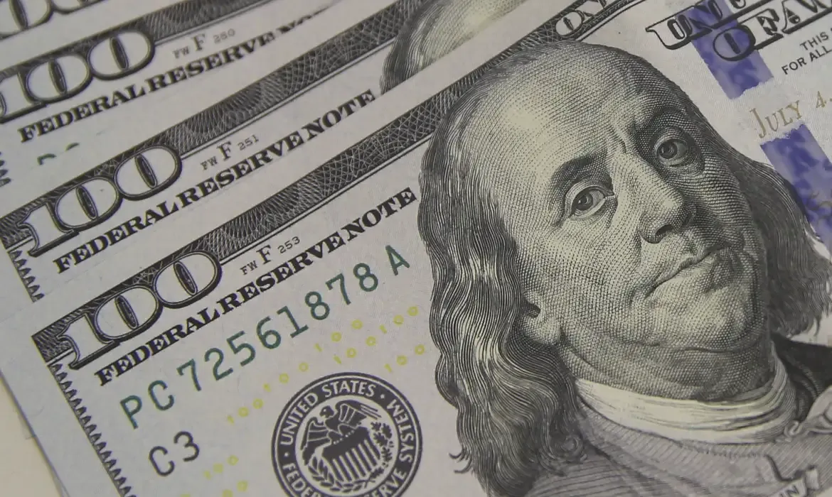 Dólar cai com alívio nas tensões entre EUA e China e impulsiona bolsa
