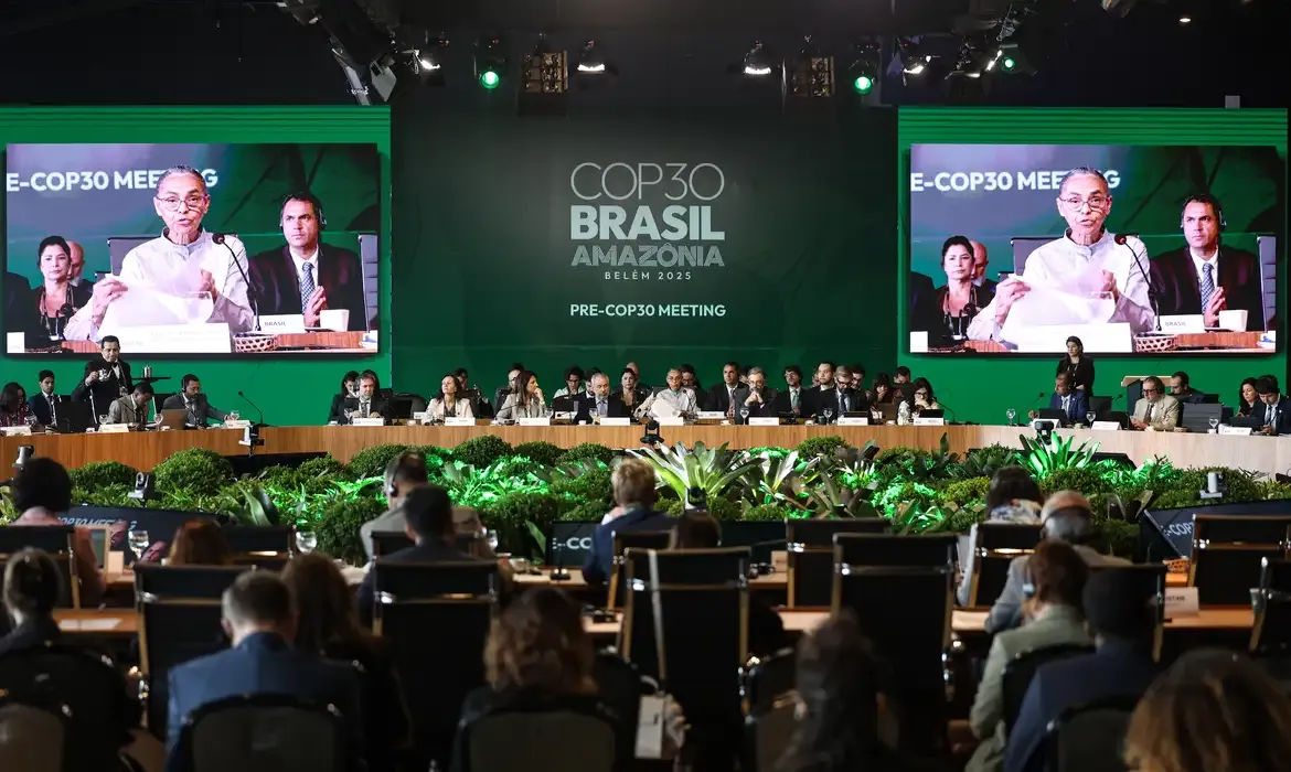 Combustíveis fósseis devem ceder espaço a ações concretas, diz Marina Silva