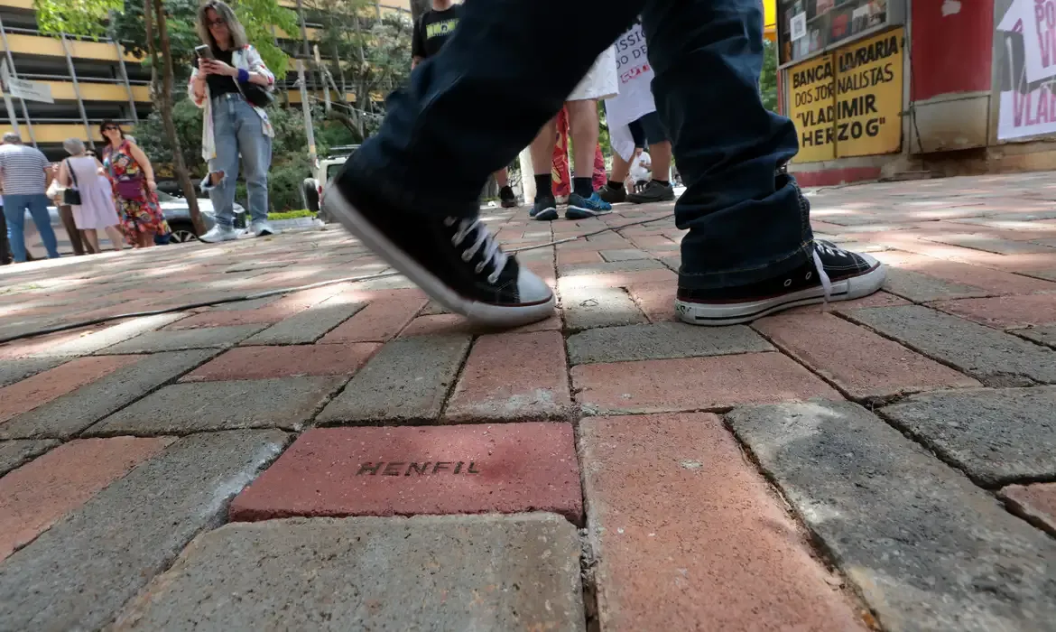 Calçadão da Resistência em SP homenageia jornalistas pela democracia