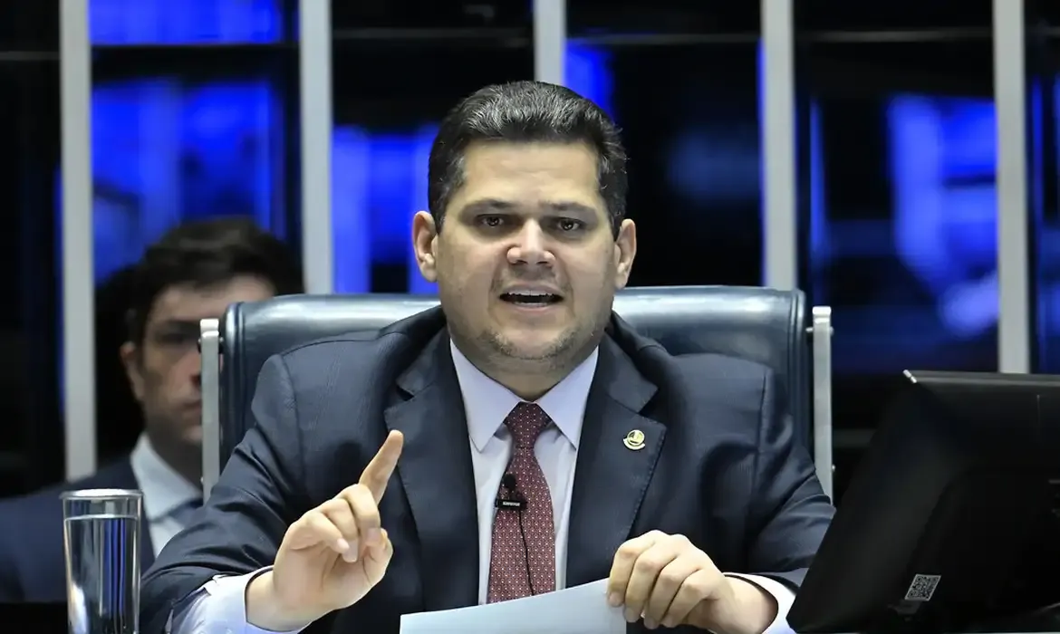Senado adia votação de projeto sobre tarifaço por falta de quórum