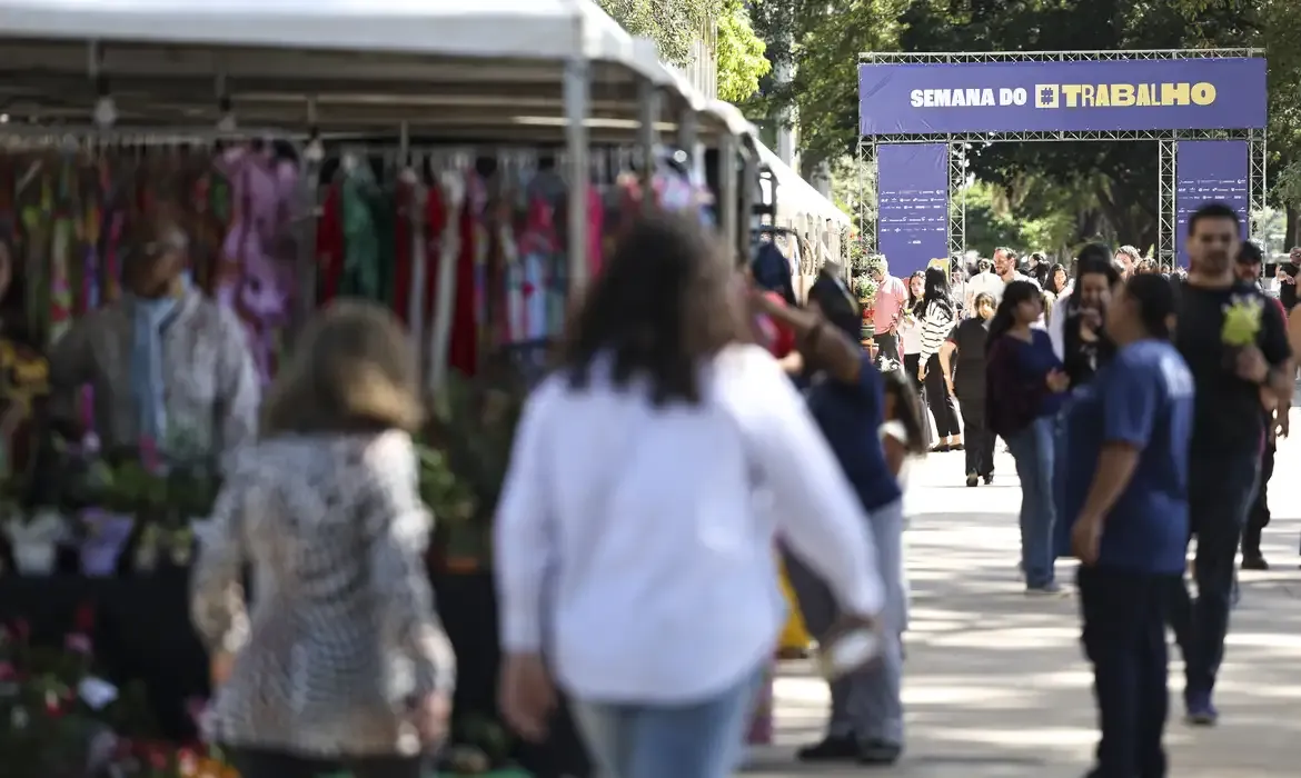 Desemprego atinge menor taxa da série histórica no Brasil, aponta IBGE