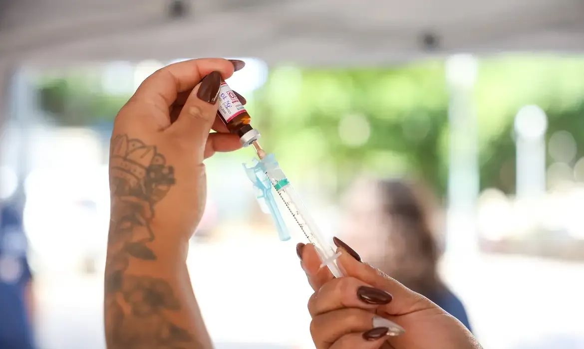 Vacina: ministro faz apelo para atualização da caderneta infantil