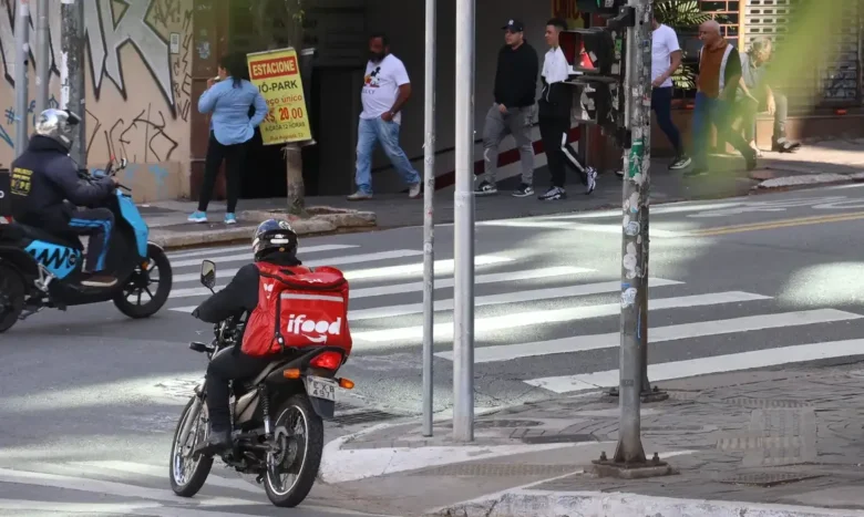 Fachin adia julgamento sobre vínculo entre motoristas e apps por 30 dias