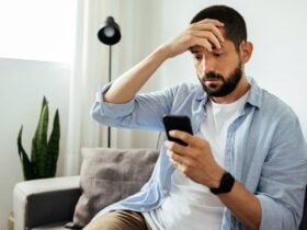 fgv noticias canva 15homem olha celular mao na cabeca