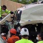 Condutor de uma das carretas ficou preso às ferragens e foi socorrido pelo Corpo de Bombeiros; rodovia ficou parcialmente interditada por mais de uma hora