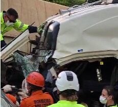 Condutor de uma das carretas ficou preso às ferragens e foi socorrido pelo Corpo de Bombeiros; rodovia ficou parcialmente interditada por mais de uma hora