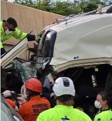 Condutor de uma das carretas ficou preso às ferragens e foi socorrido pelo Corpo de Bombeiros; rodovia ficou parcialmente interditada por mais de uma hora