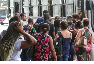 Desemprego cai com redução recorde na busca prolongada por trabalho