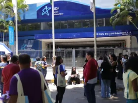 Enem movimenta estudantes que chegam cedo e demonstram tranquilidade