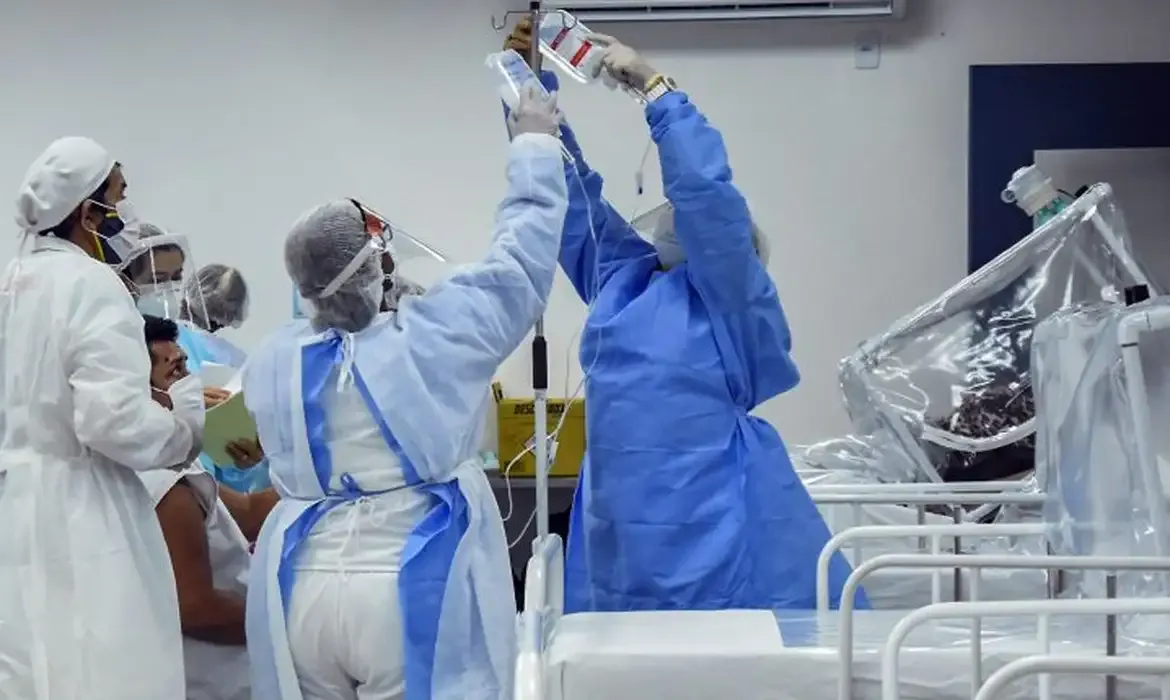 Enfermagem no Brasil cresce e setor público concentra vínculos