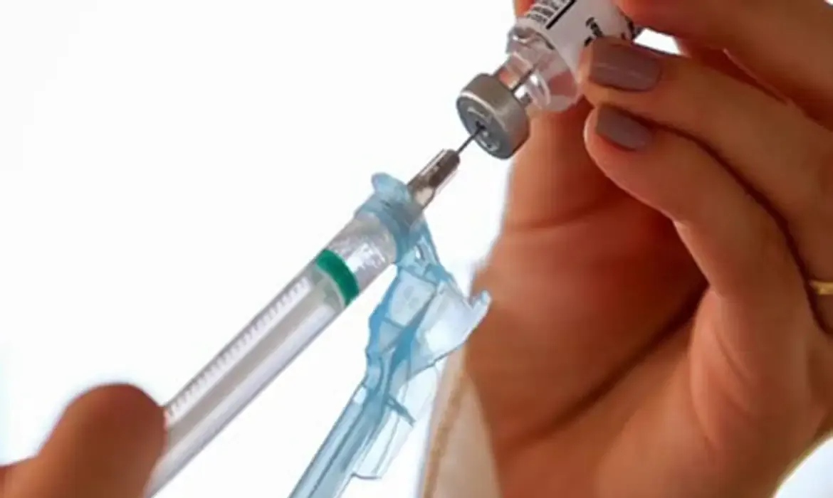 Brasil apresenta plano estratégico para ampliar produção de medicamentos