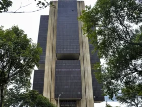 Banco Central mantém juros em 15% ao ano diante de desaceleração econômica