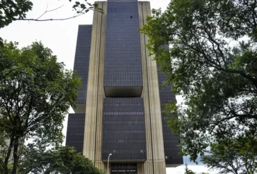 Banco Central mantém juros em 15% ao ano diante de desaceleração econômica