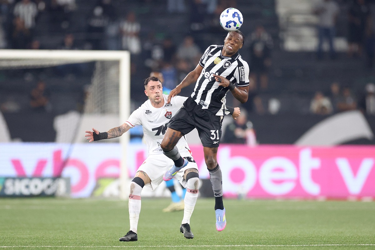 Vitória x Botafogo: onde assistir ao vivo e escalações do duelo pela 33ª rodada do Brasileirão. Imagem: Vitor Silva/BFR