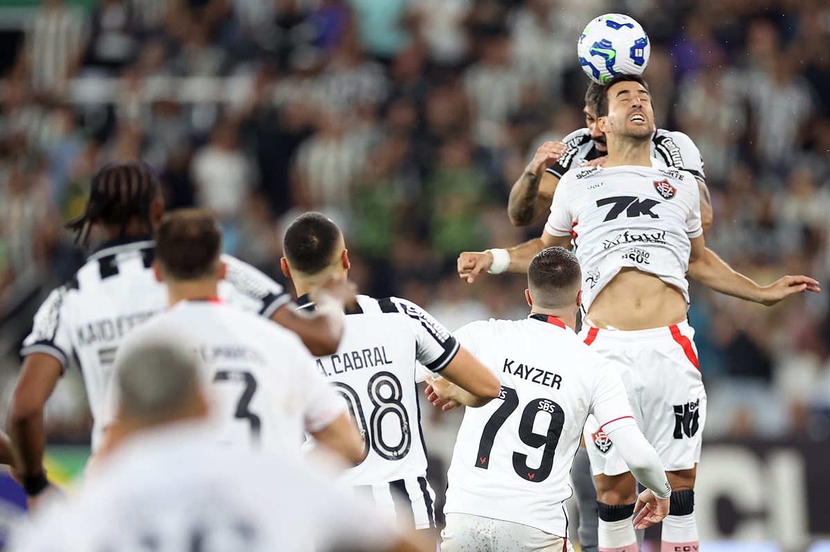 Vitória x Botafogo: onde assistir ao vivo e escalações do duelo pela 33ª rodada do Brasileirão. Imagem: Vitor Silva/BFR