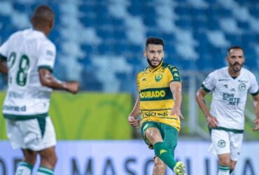 Lance do jogo entre Cuiabá x Goiás. Imagem: AssCom Dourada