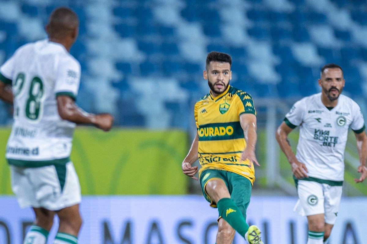 Lance do jogo entre Cuiabá x Goiás. Imagem: AssCom Dourada