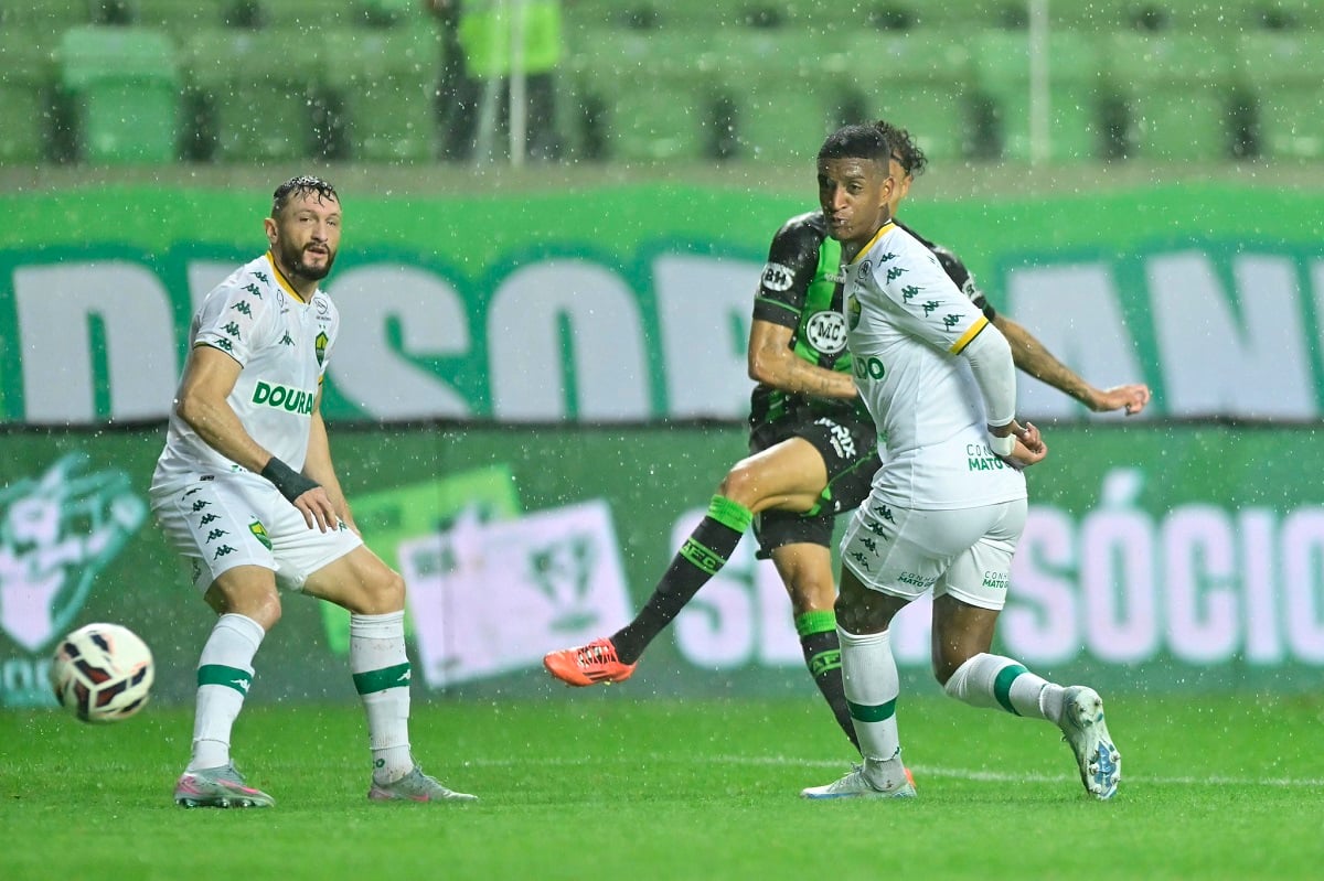 Lance de América-MG x Cuiabá. Imagem: Mourão Panda/América-MG
