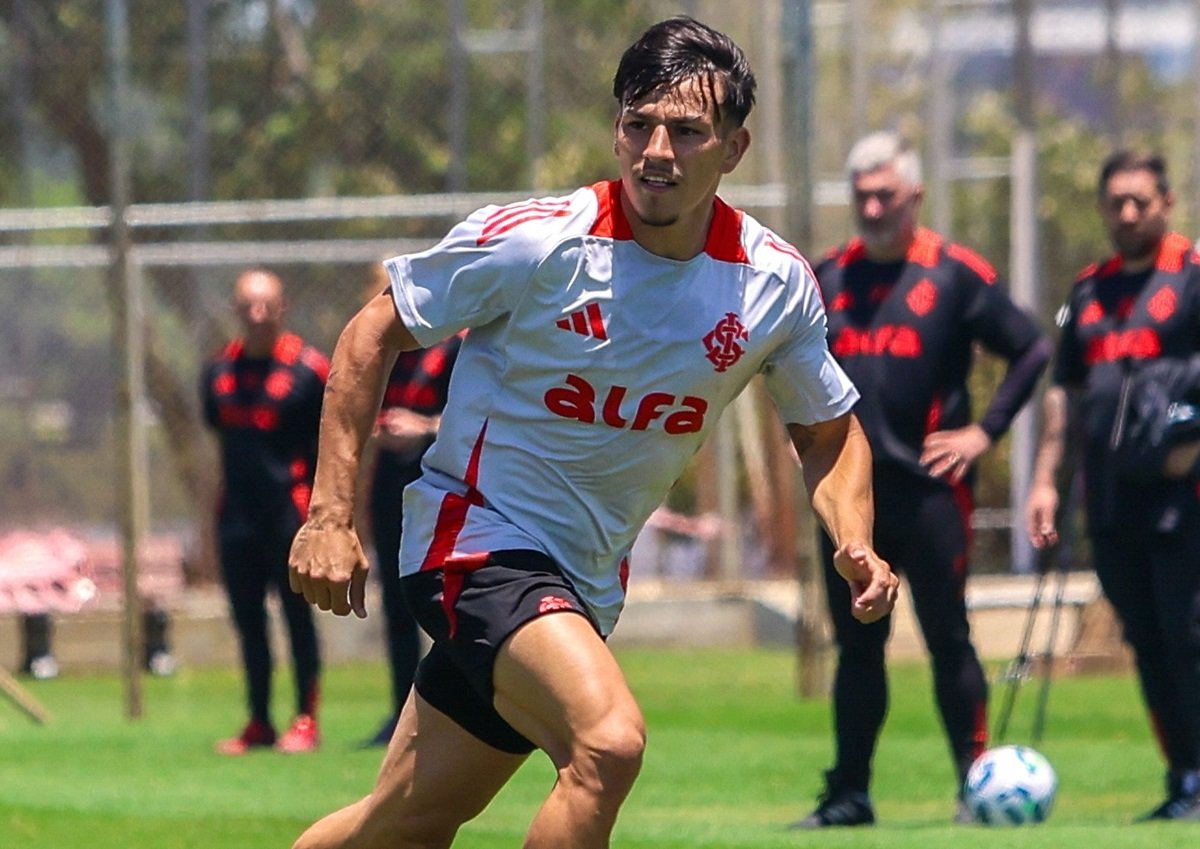 Ceará x Internacional: onde assistir, escalações e expectativas para o duelo decisivo da 34ª rodada. Imagem: Ricardo Duarte/SCI