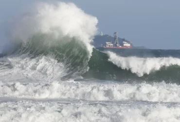 Rio de Janeiro enfrenta ventos fortes e ressaca até domingo