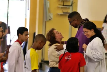 Fiéis na Penha rezam por paz após operação policial deixar 121 mortos no Rio