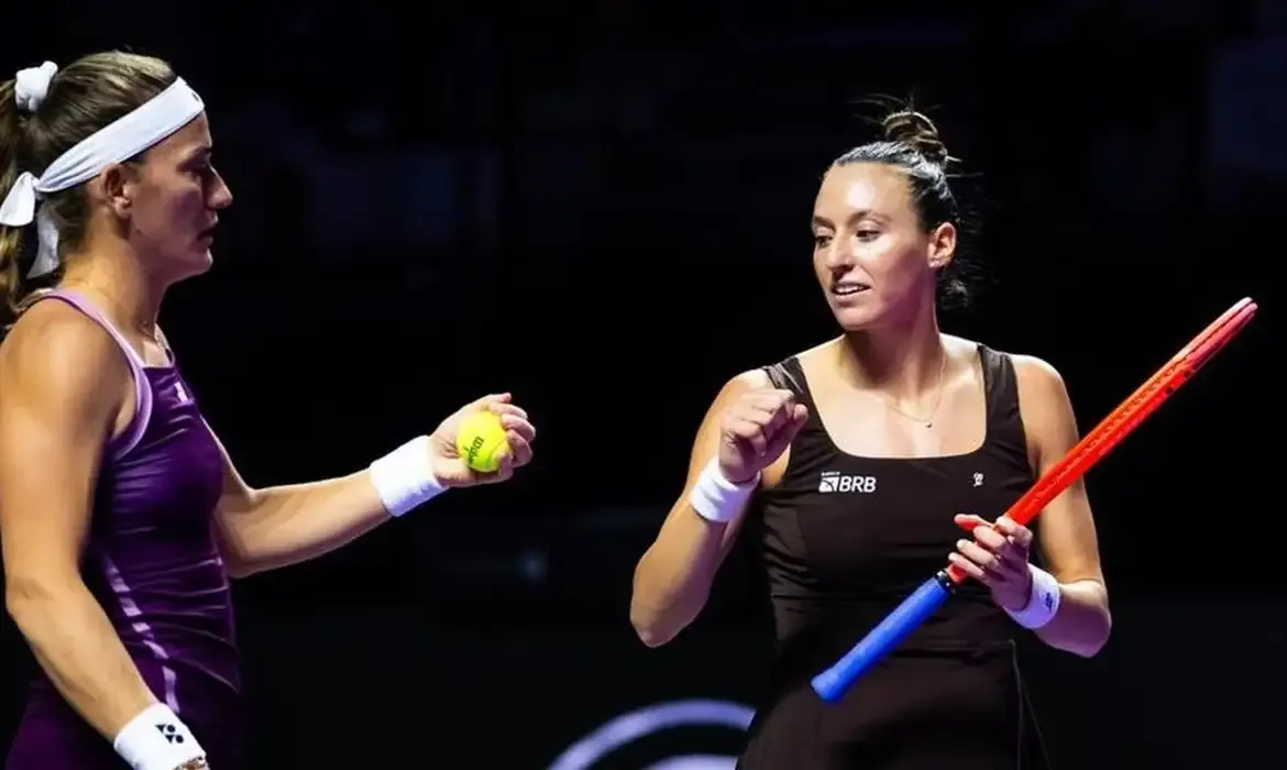 Stefani e Babos se aproximam da semi do WTA Finals após vitória contra russas