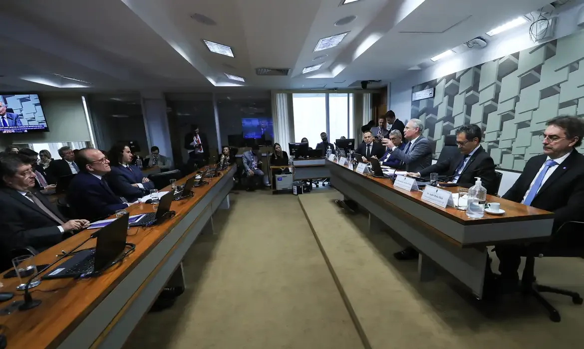 Senado aprova isenção do IR para quem ganha até R$ 5 mil