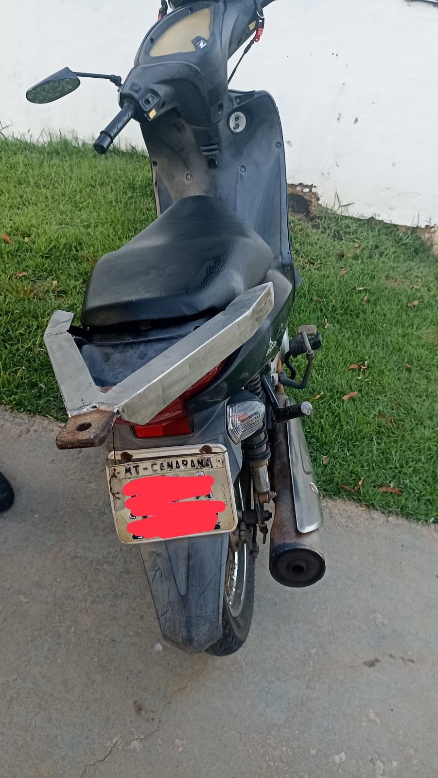 Mulher foi encontrada desacordada, sem capacete e com sangramento intenso; pessoa que a acompanhava fugiu do local a pé