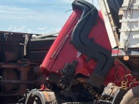 Colisão entre caminhões e Hilux deixa um ferido na BR-163 em Lucas do Rio Verde