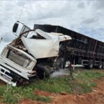 Acidente ocorreu na manhã deste domingo (9), 15 km de Lucas do Rio Verde; veículo conduzido pela vítima pegou fogo após o impacto