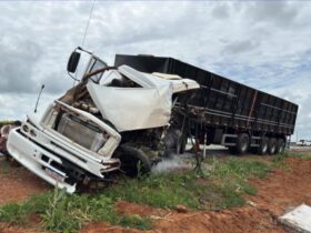 Acidente ocorreu na manhã deste domingo (9), 15 km de Lucas do Rio Verde; veículo conduzido pela vítima pegou fogo após o impacto