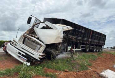 Acidente ocorreu na manhã deste domingo (9), 15 km de Lucas do Rio Verde; veículo conduzido pela vítima pegou fogo após o impacto
