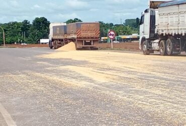 Acidente ocorreu em frente à unidade da 3 Tentos; apesar do impacto, nenhum dos motoristas ficou ferido