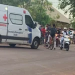 Vítimas foram atingidas em frente à creche onde a criança estudava; criminoso fugia após roubar veículo