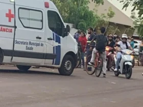 Vítimas foram atingidas em frente à creche onde a criança estudava; criminoso fugia após roubar veículo