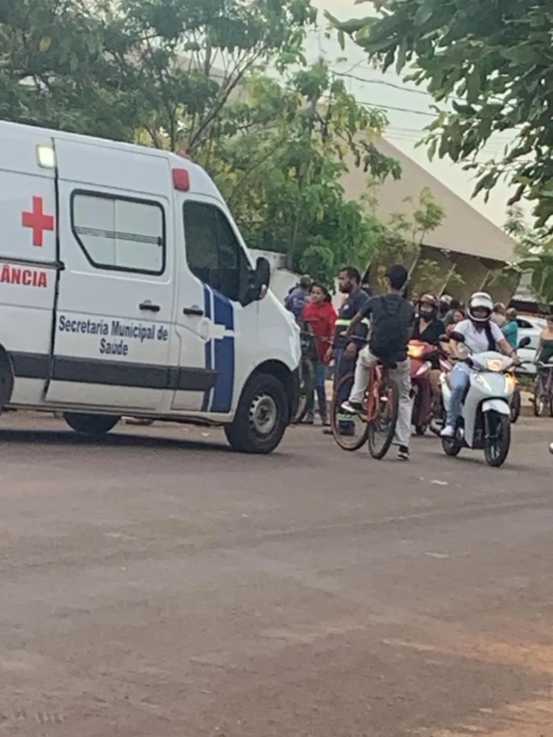 Vítimas foram atingidas em frente à creche onde a criança estudava; criminoso fugia após roubar veículo