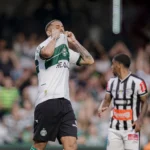 Coritiba garante acesso à Série A e mira decisão