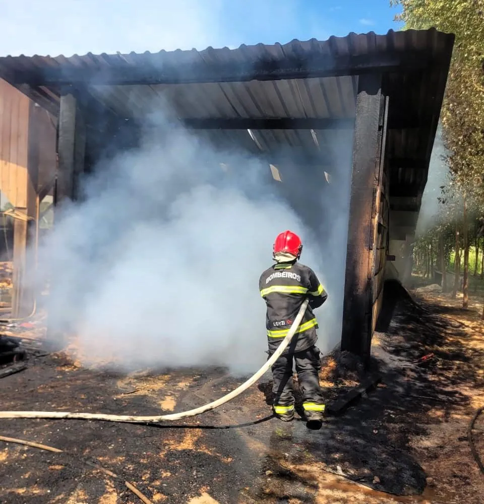 Bombeiros contêm incêndio em madeireira em Sinop