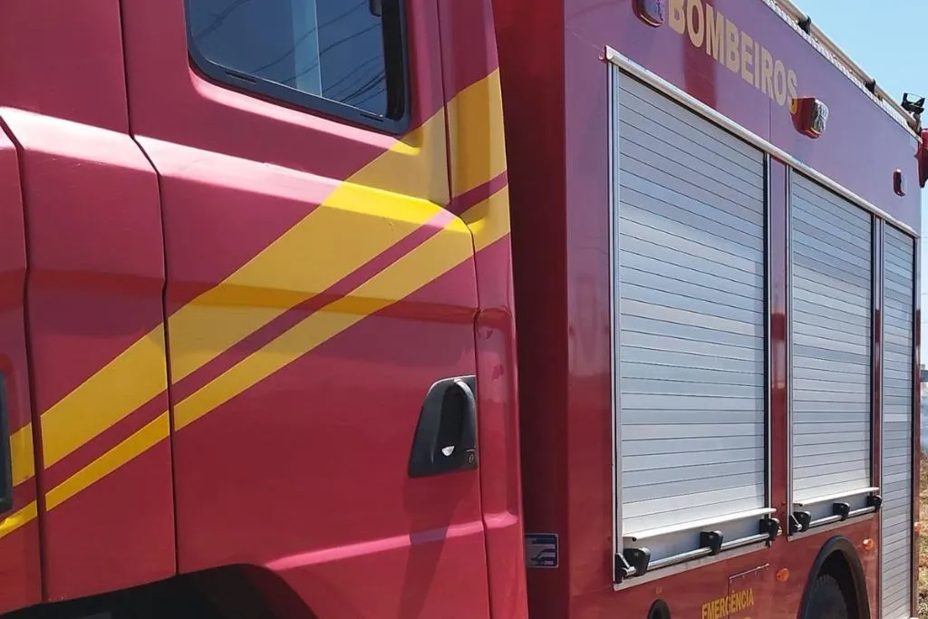 Incêndio é controlado após tombamento de caminhão na MT-358