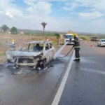 Corpo de Bombeiros combate incêndio em carro na BR-364