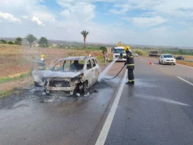 Corpo de Bombeiros combate incêndio em carro na BR-364