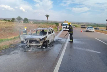 Corpo de Bombeiros combate incêndio em carro na BR-364
