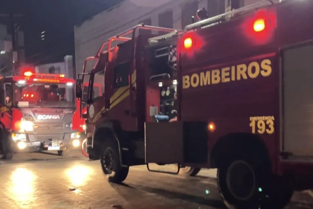 Bombeiros controlam incêndio em comércio no centro de Sinop