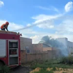 Bombeiros controlam incêndio em terreno residencial de Confresa