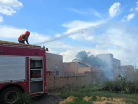 Bombeiros controlam incêndio em terreno residencial de Confresa