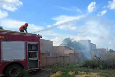 Bombeiros controlam incêndio em terreno residencial de Confresa