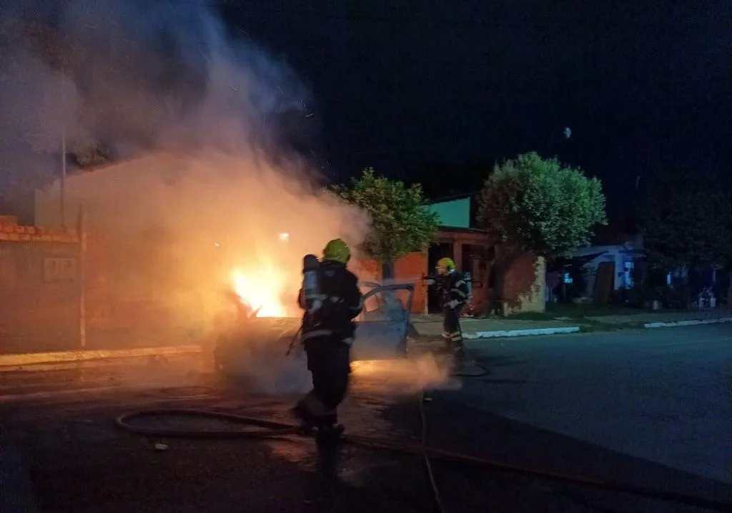 Bombeiros controlam incêndio em veículo em Lucas do Rio Verde