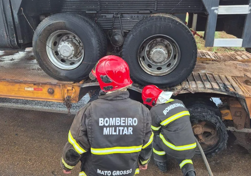 Incêndio em carreta prancha mobiliza equipes na BR-070