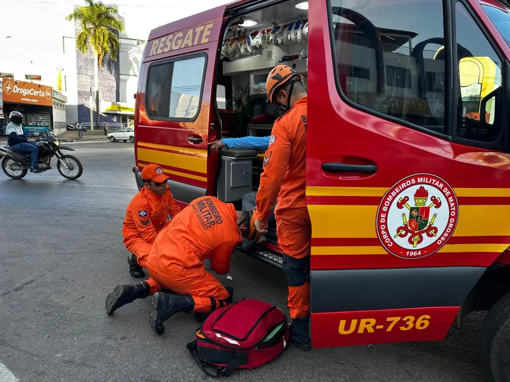 Criança é socorrida após atropelamento em frente a escola